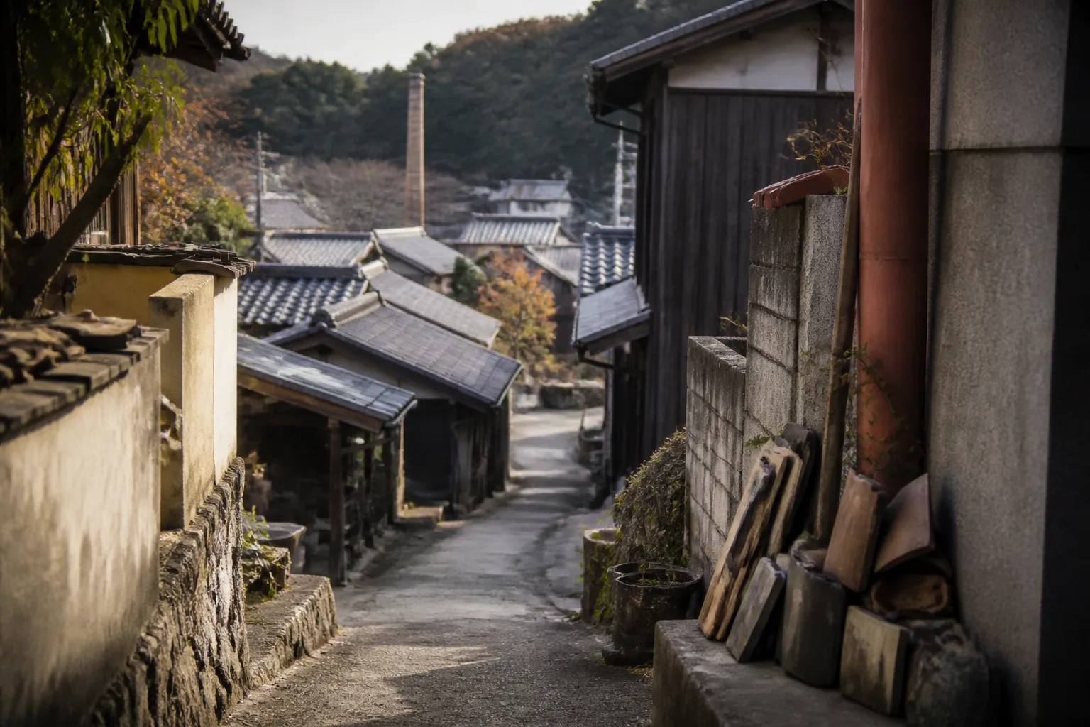 窯元と窯町の路地を描いた編集画像